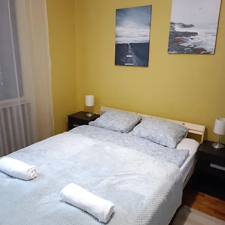 Lägenhet Tuerkiz - 5 Szobas 13 Fos Apartmanhaz 4km A Balaton- *